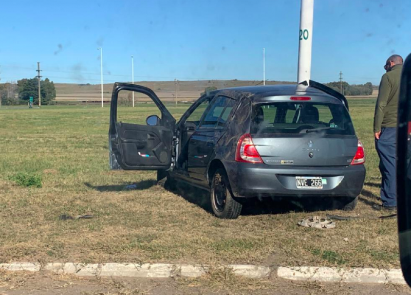 Mordi la rotonda, volc y termin contra una columna